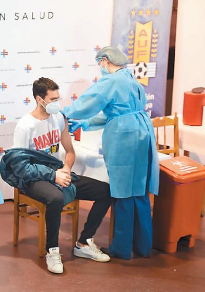 5月6日，乌拉圭甲级联赛球员在首都蒙得维的亚百年纪念体育场内接种首剂中国科兴新冠疫苗。该批疫苗由北京科兴中维生物技术有限公司捐赠。尼古拉斯·塞拉亚摄(新华社发).jpeg