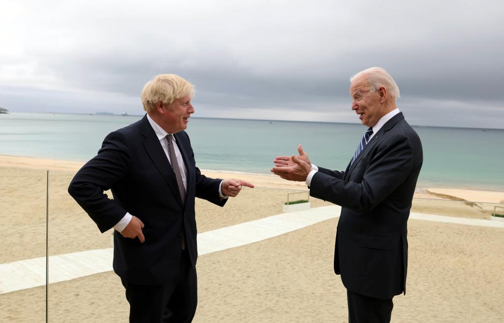 　6月10日，英国首相约翰逊（左）在英国康沃尔郡卡比斯贝与美国总统拜登交谈，双方签署旨在巩固两国特殊关系的合作宣言。（新华社发，英国首相府供图）.jpg